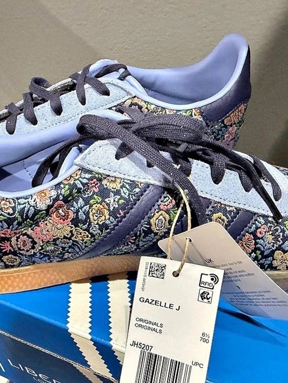 adidas Gazelle J Floral Sneakers Blue & Multicolor youth 7 or women’s 8.5